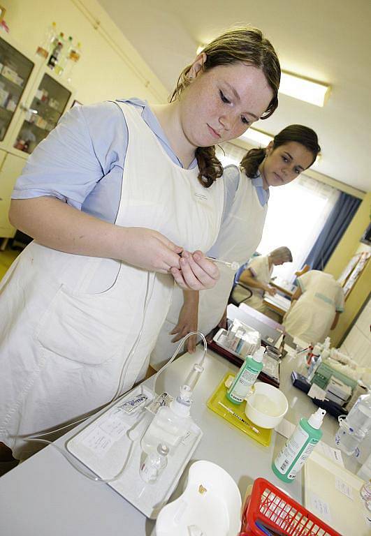 Maturita přímo v nemocnici. Žákyně Střední zdravotnické školy Pardubice absolvovaly praktickou část maturitní zkoušky přímo na interně pardubické nemocnice.