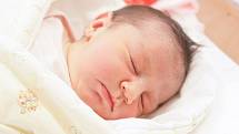 JAMELIA LAKATOŠOVÁ se narodila 14. března ve 2 hodiny a 37 minut. Měřila 49 centimetrů a vážila 3530 gramů. Maminka Denisa bydlí ve Valech. Doma na nového sourozence čeká šestiletá Eskáda.