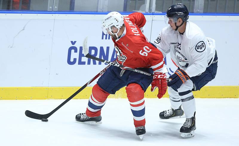 Hokejové utkání Memoriálu Zbyňka Kuséhp mezi HC Dynamo Pardubice (v červeném) a HC Košice (v bílomodrém) v pardubické ČSOB pojišťovna ARENĚ.