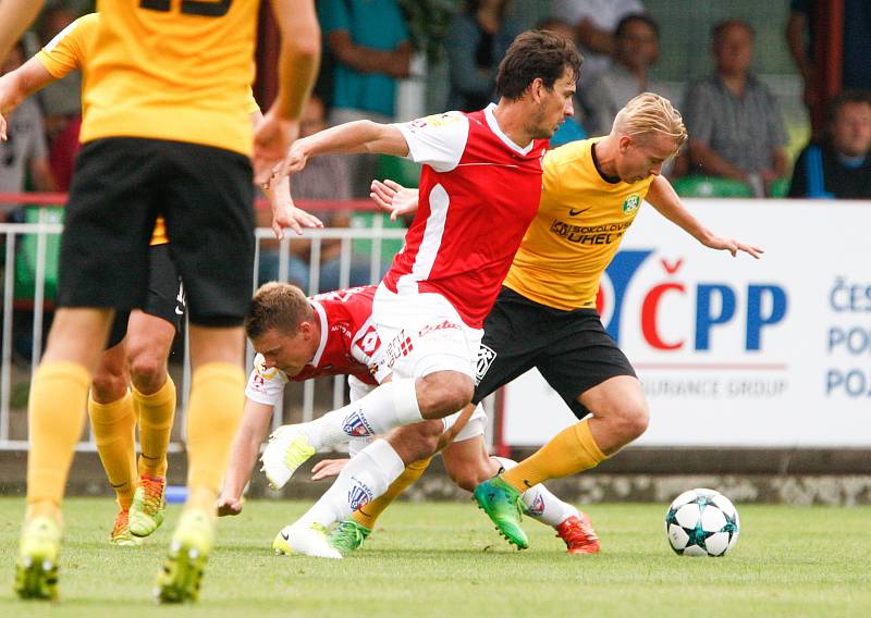 Utkání Fotbalové národní ligy mezi FK Pardubice (ve červenobílém) a FK Baník Sokolov (ve žlutočerném) na hřišti pod Vinicí v Pardubicích.