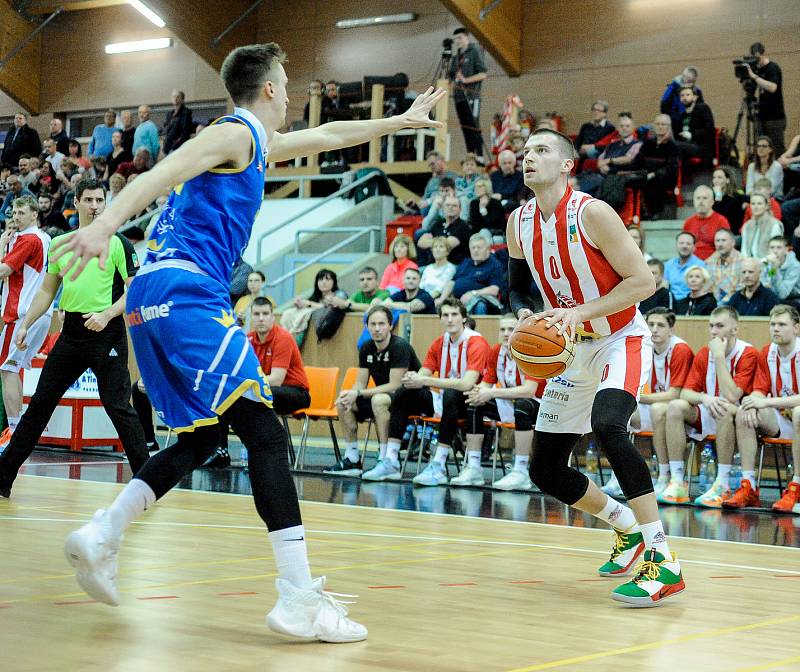 Basketbalové utkání Kooperativy NBL mezi BK JIP Pardubice (v červenobílém) a BK Opava (v modrém) v pardubické hale na Dašické.