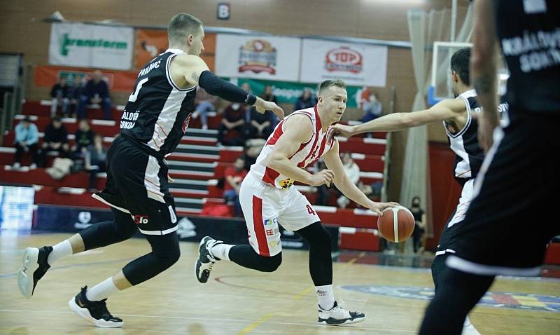 Pardubičtí basketbalisté doma poprvé v historii prohráli s Hradcem Králové.