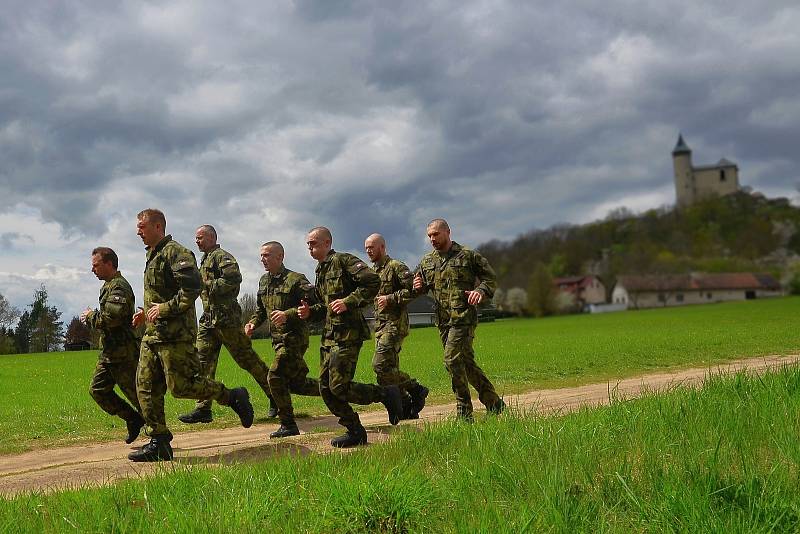 Vojáci vzdali hold válečným veteránům během po stopách odbojáře Alfréda Bartoše.