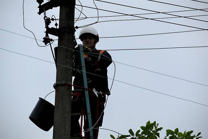 Energetici opravují poruchy v Pardubickém Svítkově, kde spadly dráty na silnici.