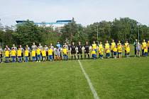 Pardubičky (v šedém) sice domácí zápas proti Chocni (v žlutém) prohráli, ale tentokrát šlo o něco víc než jen fotbalový výkon. Pomohlo se dobré věci , a to na podpořit Ukrajinu.