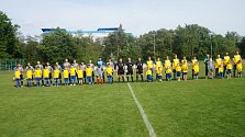 Pardubičky (v šedém) sice domácí zápas proti Chocni (v žlutém) prohráli, ale tentokrát šlo o něco víc než jen fotbalový výkon. Pomohlo se dobré věci , a to na podpořit Ukrajinu.