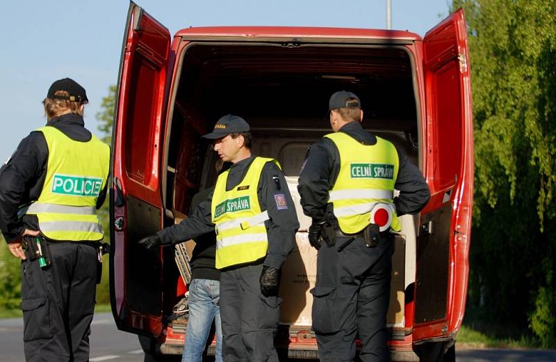 Cizinecká policie a celní správa se v neděli ráno zaměřila na kontroly trhovců 