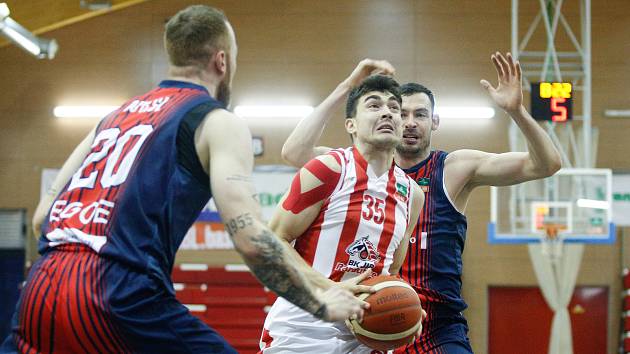 Brněnští basketbalisté (v tmavě modrém) v utkání s Pardubicemi měli malé procento úspěšnosti střel a prohráli 75:85.