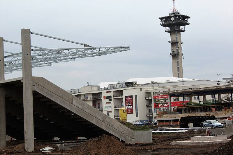 Stavba letního stadionu pokračuje podle plánu