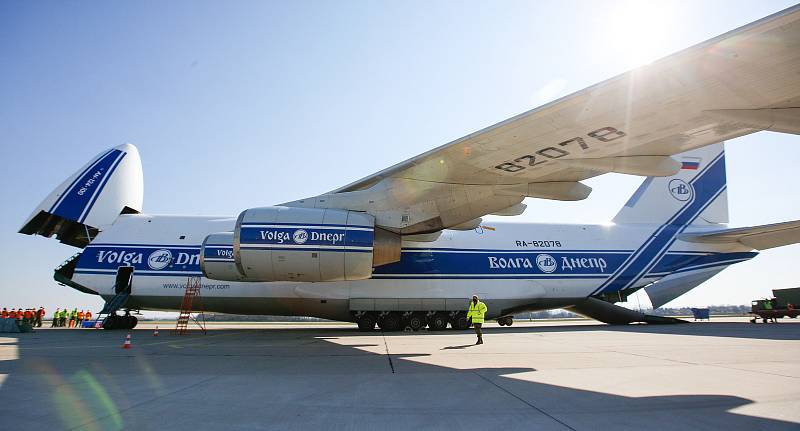 Na pardubickém letišti 1.4. přistál čtvrtý nákladní speciál Antonov An-124-100M Ruslan s dalším nákladem  zdravotnického materiálu a ochranných prostředků.