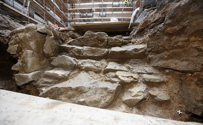 Archeologové Východočeského muzea během rekonstrukce našli mohutnou zeď z opuky - původní hrad ze 14. století!