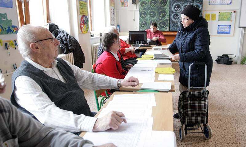 Druhé kolo prezidenských voleb na ZŠ Bratranců Veverkových v Pardubicích