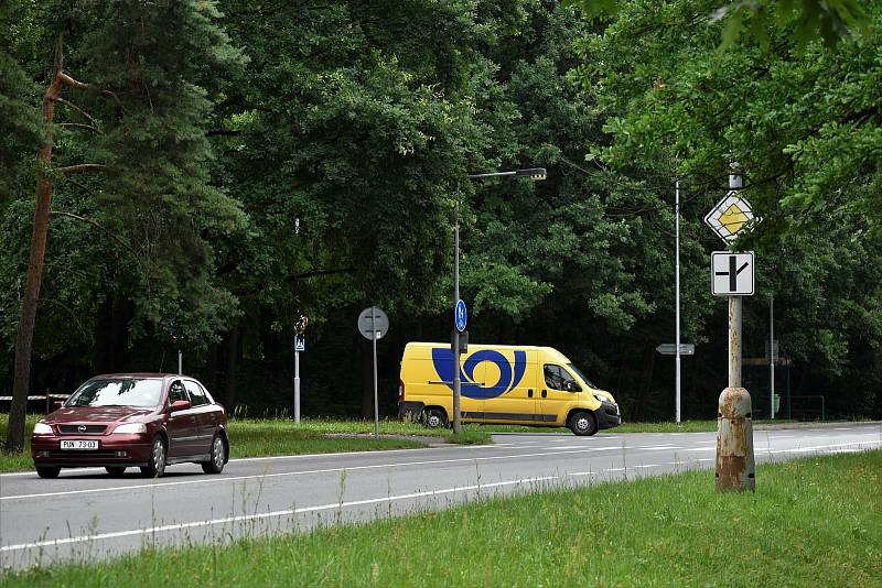 U autobusové zastávky Černá za Bory, silo, kde ústí silnice vedoucí od železničního přejezdu v Pardubičkách, vznikne první okružní křižovatka.