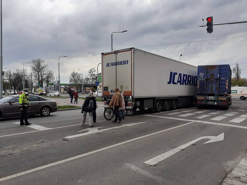 Dopravní kolaps u nádraží kvůli srážce dvou kamionů