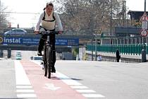 Červený 'kobereček' pro cyklisty jasně vymezuje na třídě 17. listopadu prostor pro kola a auta