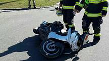 Na místě nehody zůstal jen rozbitý motocykl a jeho zraněný jezdec. Řidič osobního vozidla z místa ujel.