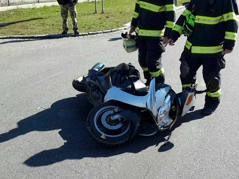 Na místě nehody zůstal jen rozbitý motocykl a jeho zraněný jezdec. Řidič osobního vozidla z místa ujel.