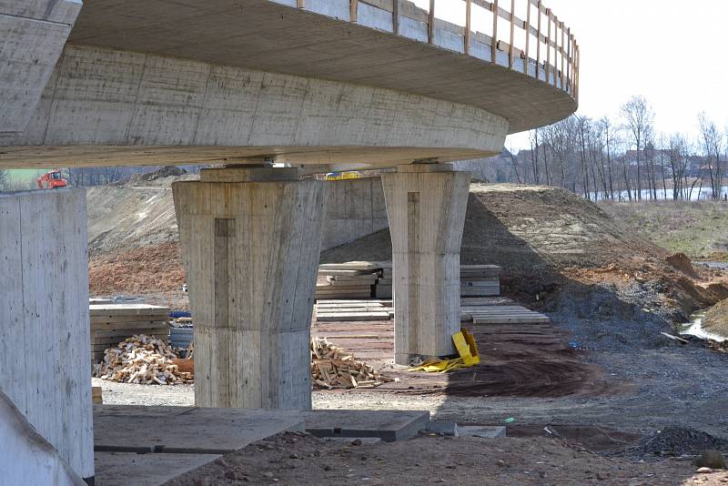 Stav výstavby dálnice D35 v úseku Opatovice - Časy na počátku dubna 2021