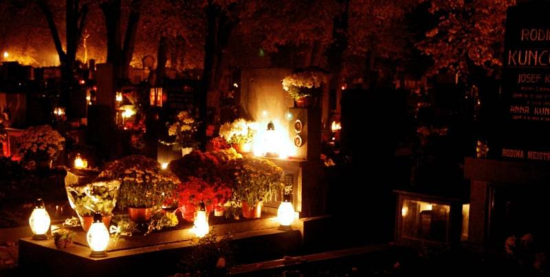 Dušičková noc na pardubickém hřbitově