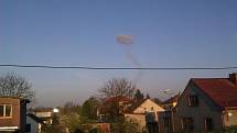 Po výbuchu byl vidět nad Semtínem i mrak. Fotografováno z Ohrazenic.