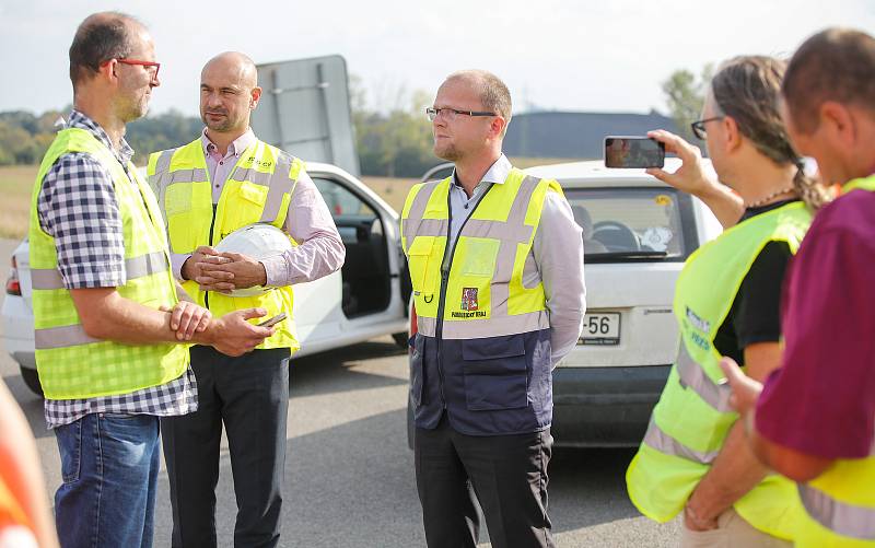 Setkání kandidátů  na hejtmana Pardubického kraje na rozestavěné dálnici D35 u Opatovic nad Labem.