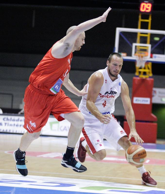 Basketbalové pohárové utkání Pardubice - Charleroi.