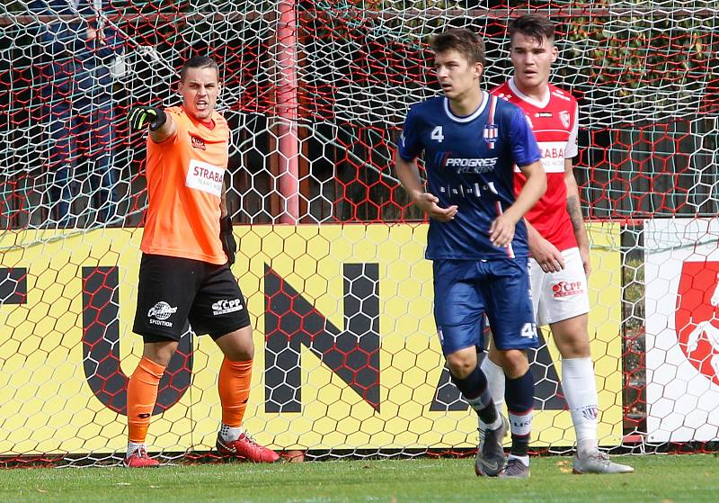 Utkání Fobalové národní ligy mezi FK Pardubice (ve červenobílém) a SK Líšeň ( v modrém) na hřišti pod Vinicí v Pardubicích.