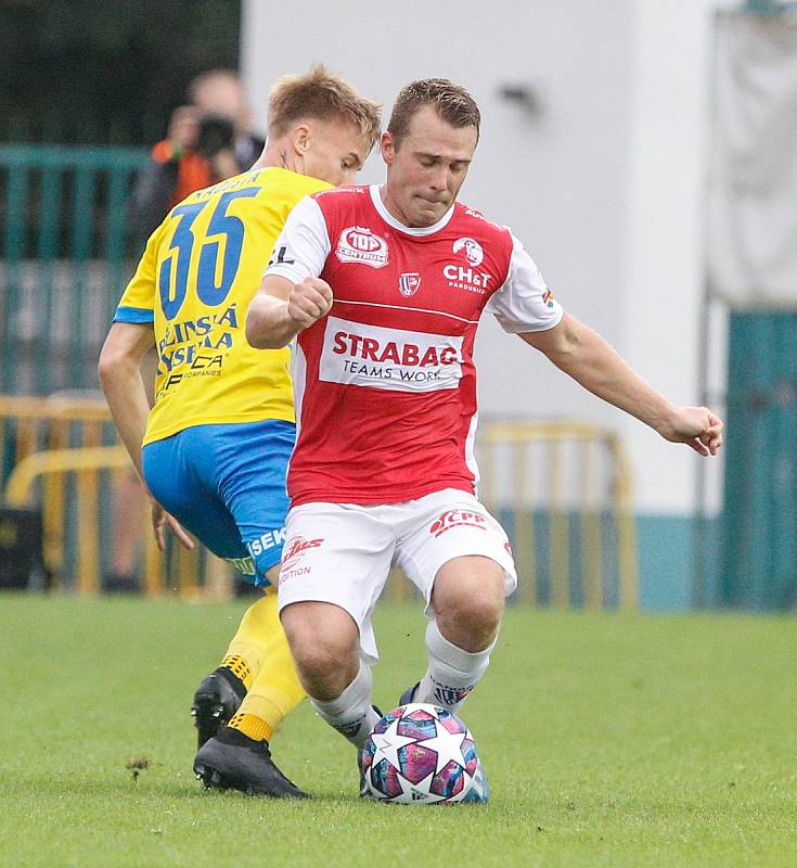 Fotbalové utkání Fortuna ligy mezi FK Pardubice (v červenobílém) a FK Teplice (  modrožlutém) na Městském stadionu Ďolíček v Praze.