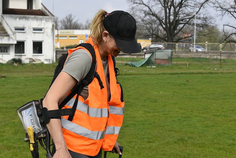 Letní stadion v Pardubicích ještě před zahájením rekonstrukce obsadili archeologové. Nalezené předměty vyprávějí příběhy spojené s koncem druhé světové války v Pardubicích.