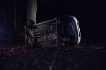 Tragická dopravní nehoda u Stéblové. Náraz do stromu v sobotu v noci nepřežil 47letý řidič.