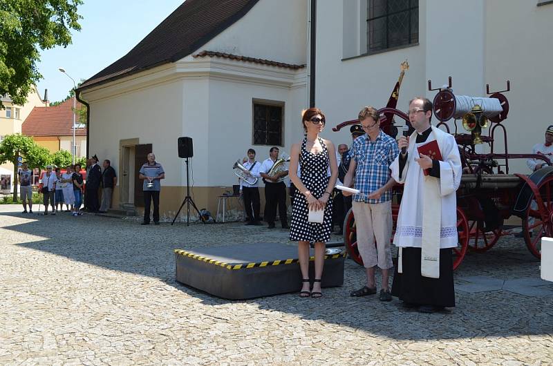 Dobrovolní hasiči z Lázní Bohdaneč slavili 140 let výročí. Požehnání do služby dostala dvě nová zásahová vozidla. 