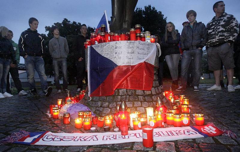 Tryzna za tragicky zesnulé hokejisty