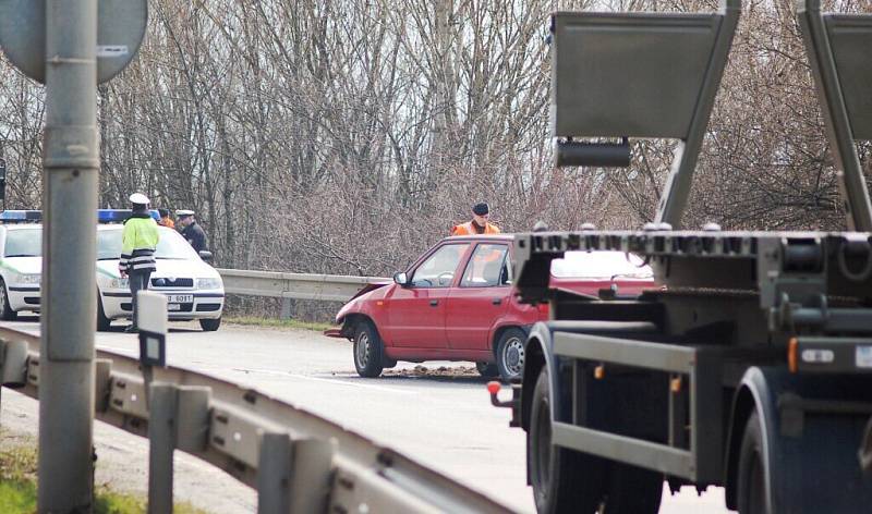 Vojenská tatra poslala felicii čelně do svodidel. Nikdo naštěstí nebyl zraněn.