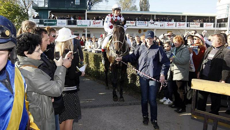 Sedmý triumf. Josef Váňa starší s Tiumenem zvítězil v jubilejní 120. Velké pardubické. Druhý doběhl Amant Gris a třetí skončila bělka Sixteen.