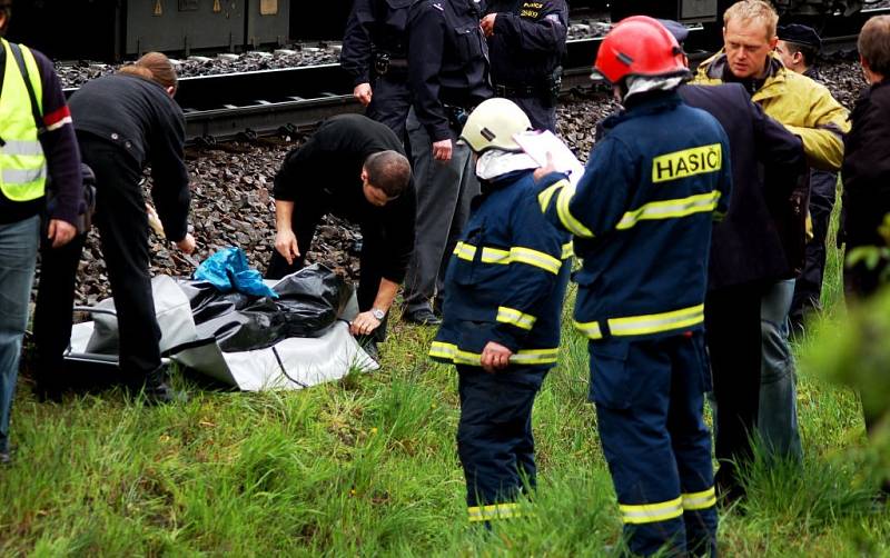 Pracovníci pohřební služby na místě