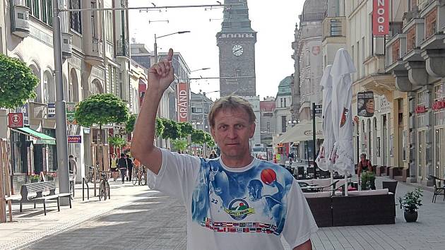 Vzhůru do oblak... Pardubický basketbalista Jiří Voltner bude reprezentovat vlast i své město na mistrovství světa veteránů v dalekém Orlandu. Na Floridu zamíří už za dva měsíce.  