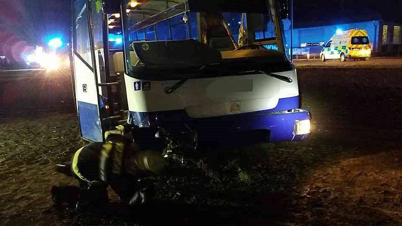 U Dražkovic se střetl autobus s osobním vozem.