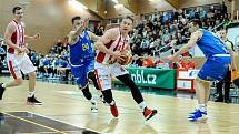 Basketbalové utkání Kooperativy NBL mezi BK JIP Pardubice (v červenobílém) a BK Opava (v modrém) v pardubické hale na Dašické.