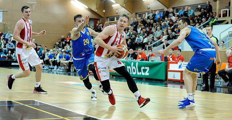 Basketbalové utkání Kooperativy NBL mezi BK JIP Pardubice (v červenobílém) a BK Opava (v modrém) v pardubické hale na Dašické.