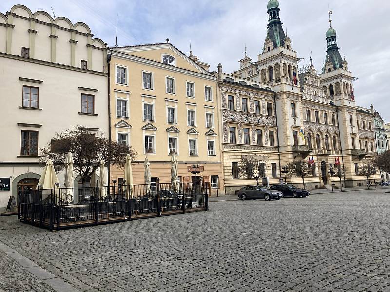 Tradiční předzahrádky, které vyrostou před kavárnami a restauracemi okolo celého náměstí, se letos nově objeví také v Pernštýnské ulici.