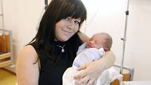 Tadeáš Kurka se narodil 14. října v 15.35 hodin. Měřil 49 centimetrů a vážil 2760 gramů. Rodina čeká na maminku Adélu a její prvorozené miminko v Dolních Ředicích.