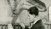 Zaměstnanec Telegrafie klade spojovací kabely pro manuální přepojování Foto: Východočeské muzeum v Pardubicích