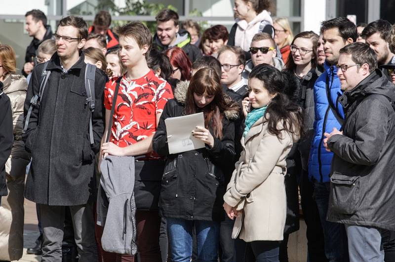 Studenti i divadelníci vyšli ven a stávkovali.