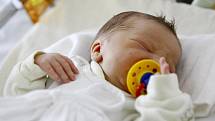 NIKOLAS HÁJEK se narodil 8. července v 9.30 hodin. Měřil 48 centimetrů a vážil 2880 gramů. Pro rodiče Karolínu a Michala z Pardubic je malý Nikolas prvorozený syn.