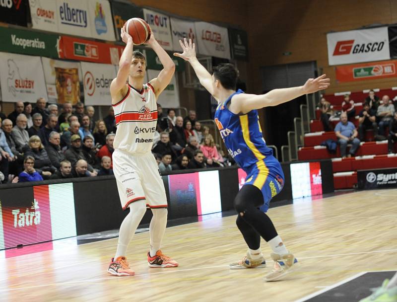 BK KVIS Pardubice vs. Sluneta Ústí nad Labem (90:74).