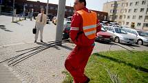 Opraváře dopravního podniku u hlavního nádraží zaměstnala utržená trolej. Náklaďák utrhnul asi tři sta metrů trolejí a poškodil i okolní vedení