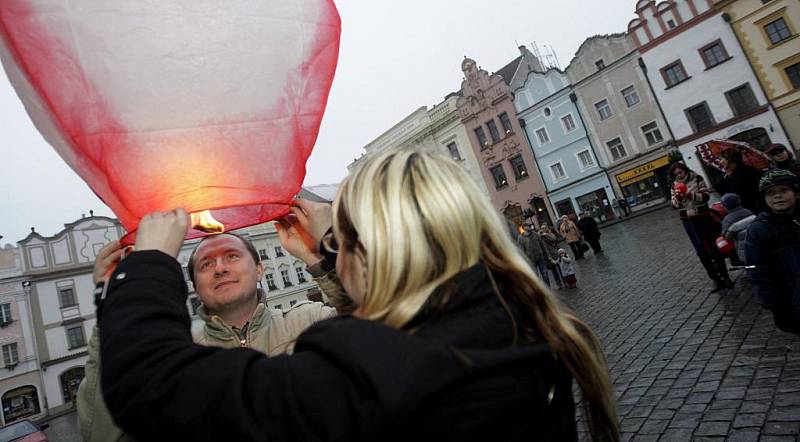 Na Pernštýnském náměstí se prvního ledna vypouštěla na baloncích novoroční přání.