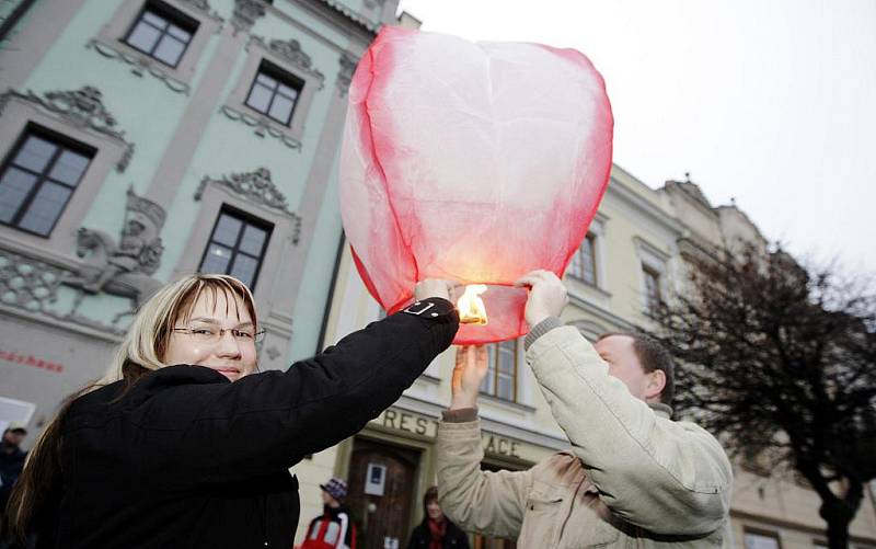 Na Pernštýnském náměstí se prvního ledna vypouštěla na baloncích novoroční přání.