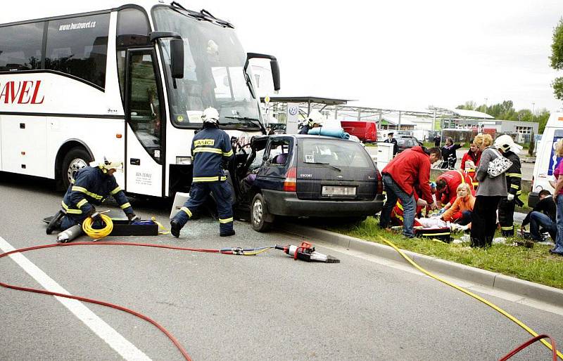 Tragická nehoda v Pardubicích na Hůrkách. Záchranáři bojovali o život posádky osobního vozu i motockylisty, kterého krátce předtím automobil srazil. Řidič osobního vozidla ale střet s autobusem nepřežil. 