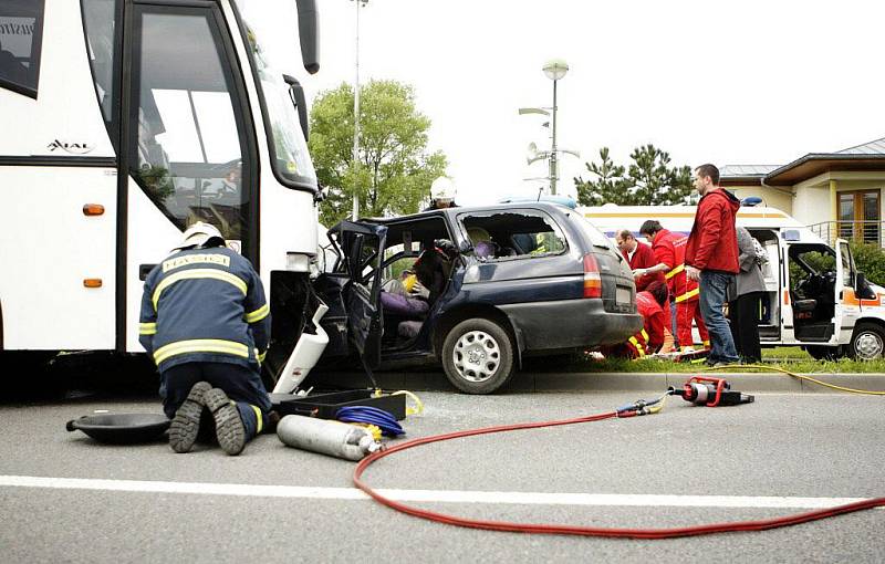 Tragická nehoda v Pardubicích na Hůrkách. Záchranáři bojovali o život posádky osobního vozu i motockylisty, kterého krátce předtím automobil srazil. Řidič osobního vozidla ale střet s autobusem nepřežil. 